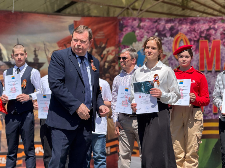 В преддверии празднования Дня Победы активисты Движения Первых проявили свои творческие способности, приняв участие в конкурсе рисунка на автомобилях «Поклонимся великим тем годам!».